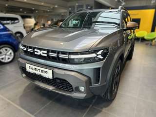 Schräge Frontansicht auf einen Dacia Duster , freigestellt