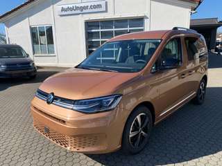 Schräge Frontansicht auf einen Volkswagen Caddy , freigestellt