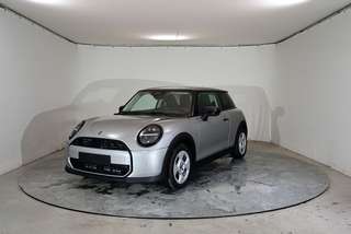 Schräge Frontansicht auf einen MINI COOPER , freigestellt