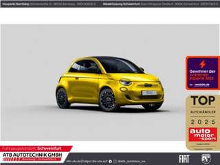 Schräge Frontansicht auf einen Fiat 500 , freigestellt