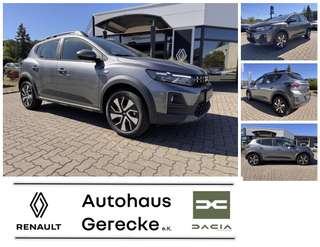 Schräge Frontansicht auf einen Dacia Sandero , freigestellt