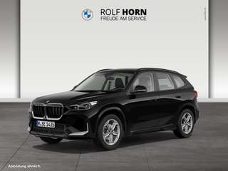 Schräge Frontansicht auf einen BMW X1 , freigestellt
