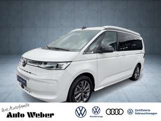 Schräge Frontansicht auf einen Volkswagen California , freigestellt
