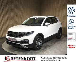 Schräge Frontansicht auf einen Volkswagen T-Cross , freigestellt
