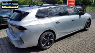 Schräge Frontansicht auf einen Opel Astra , freigestellt