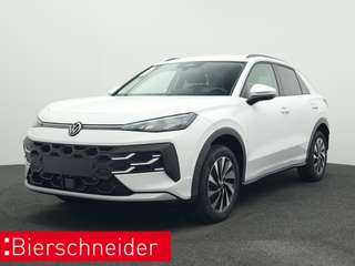Schräge Frontansicht auf einen Volkswagen T-Roc , freigestellt