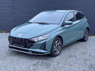 Schräge Frontansicht auf einen Hyundai i20 , freigestellt