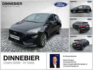 Schräge Frontansicht auf einen Ford Fiesta , freigestellt