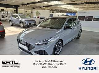Schräge Frontansicht auf einen Hyundai i30 , freigestellt