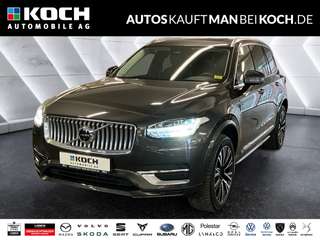 Schräge Frontansicht auf einen Volvo XC90 , freigestellt