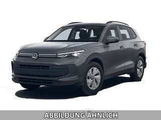 Schräge Frontansicht auf einen Volkswagen Tiguan , freigestellt