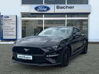 Schräge Frontansicht auf einen Ford Mustang , freigestellt