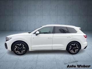 Schräge Frontansicht auf einen Volkswagen Touareg , freigestellt