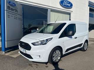 Schräge Frontansicht auf einen Ford Transit Connect , freigestellt