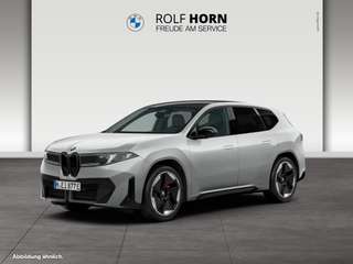 Schräge Frontansicht auf einen BMW ix3 , freigestellt