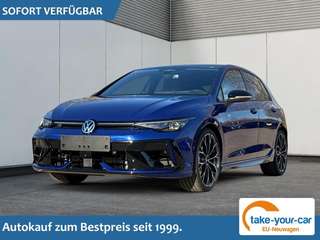 Schräge Frontansicht auf einen Volkswagen Golf , freigestellt