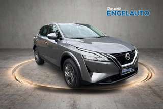 Schräge Frontansicht auf einen Nissan Qashqai , freigestellt