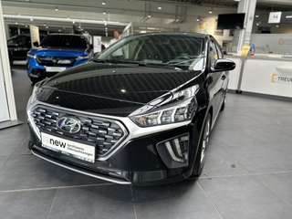 Schräge Frontansicht auf einen Hyundai IONIQ , freigestellt