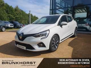 Schräge Frontansicht auf einen Renault Clio , freigestellt