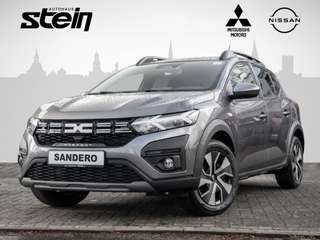 Schräge Frontansicht auf einen Dacia Sandero , freigestellt