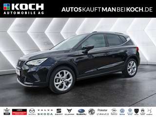 Schräge Frontansicht auf einen SEAT Arona , freigestellt
