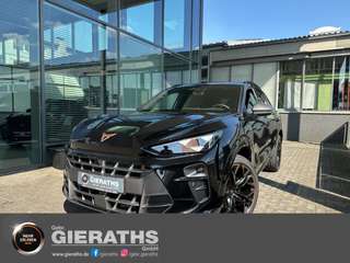 Schräge Frontansicht auf einen CUPRA Terramar , freigestellt