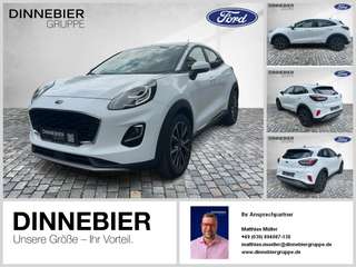Schräge Frontansicht auf einen Ford Puma , freigestellt