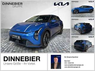 Schräge Frontansicht auf einen Kia EV4 , freigestellt