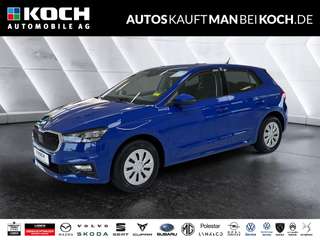 Schräge Frontansicht auf einen Skoda Fabia , freigestellt