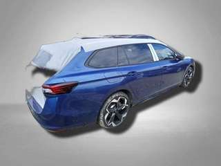 Schräge Frontansicht auf einen Skoda Superb , freigestellt