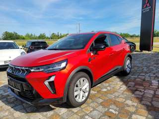 Schräge Frontansicht auf einen Mitsubishi ASX , freigestellt