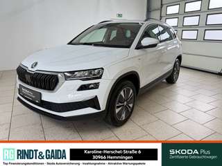 Schräge Frontansicht auf einen Skoda Karoq , freigestellt