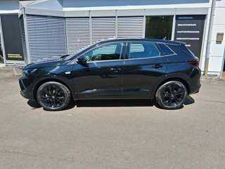 Schräge Frontansicht auf einen Opel Grandland X , freigestellt