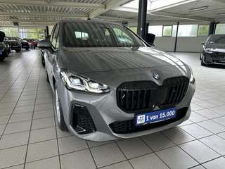 Schräge Frontansicht auf einen BMW 2er Active Tourer , freigestellt