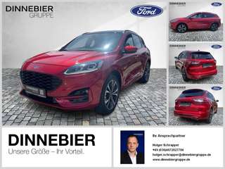Schräge Frontansicht auf einen Ford Kuga , freigestellt