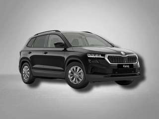 Schräge Frontansicht auf einen Skoda Karoq , freigestellt