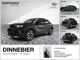 Schräge Frontansicht auf einen Opel Mokka , freigestellt