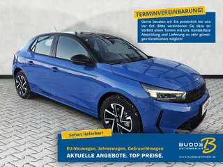 Schräge Frontansicht auf einen Opel Corsa , freigestellt