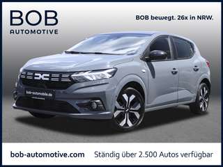 Schräge Frontansicht auf einen Dacia Sandero , freigestellt
