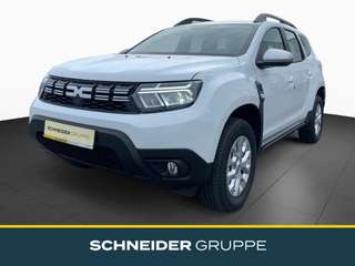 Schräge Frontansicht auf einen Dacia Duster , freigestellt