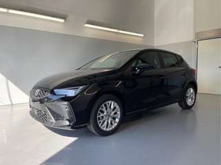 Schräge Frontansicht auf einen SEAT Ibiza , freigestellt
