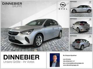 Schräge Frontansicht auf einen Opel Corsa , freigestellt