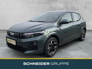 Schräge Frontansicht auf einen Dacia Sandero , freigestellt