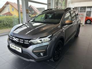 Schräge Frontansicht auf einen Dacia Jogger , freigestellt