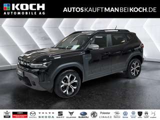 Schräge Frontansicht auf einen Dacia Duster , freigestellt