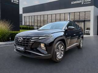 Schräge Frontansicht auf einen Hyundai Tucson , freigestellt