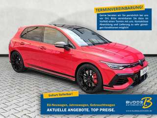 Schräge Frontansicht auf einen Volkswagen Golf , freigestellt