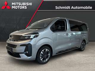 Schräge Frontansicht auf einen Opel Zafira Life , freigestellt