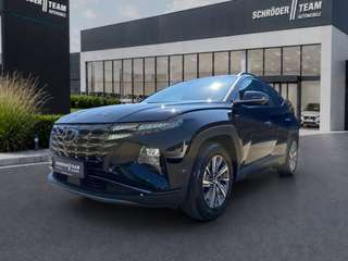 Schräge Frontansicht auf einen Hyundai Tucson , freigestellt