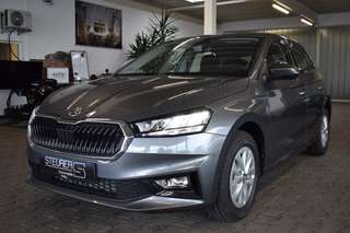 Schräge Frontansicht auf einen Skoda Fabia , freigestellt